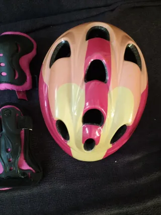 Casco y protecciones patinaje niña