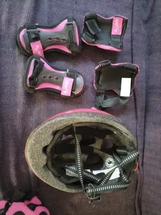 Casco y protecciones patinaje niña