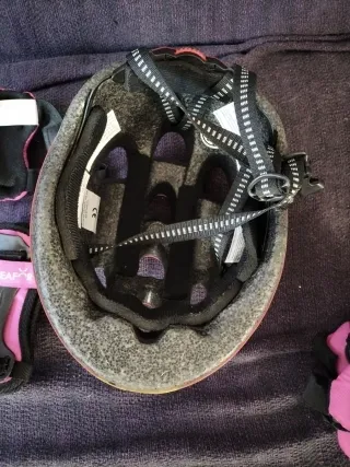 Casco y protecciones patinaje niña