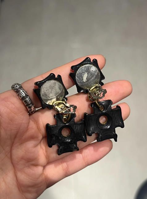 Pendientes vintage cruz oro y negro