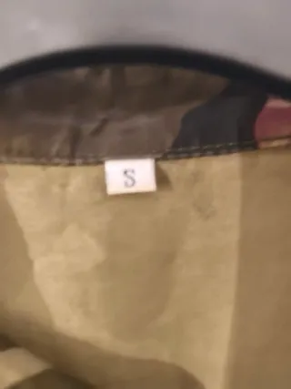 Vestido camisero verde con rosas