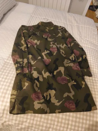 Vestido camisero verde con rosas