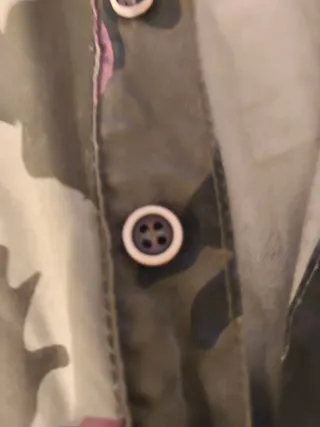 Vestido camisero verde con rosas