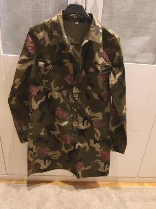 Vestido camisero verde con rosas