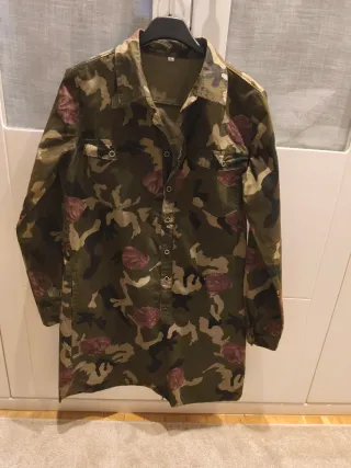 Vestido camisero verde con rosas