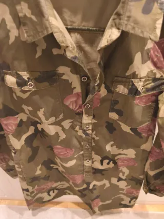 Vestido camisero verde con rosas