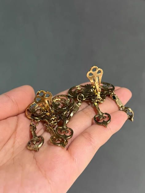 Pendientes vintage dorados con piedras