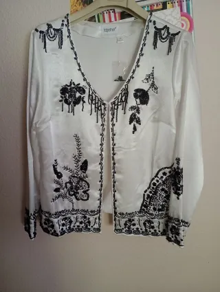 Blusa Together blanca con bordado negro Talla M