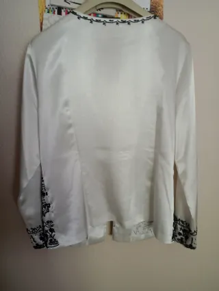 Blusa Together blanca con bordado negro Talla M