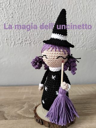 Strega all'uncinetto fatta a mano
