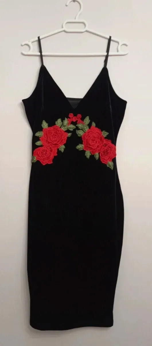 Vestido negro con rosas rojas