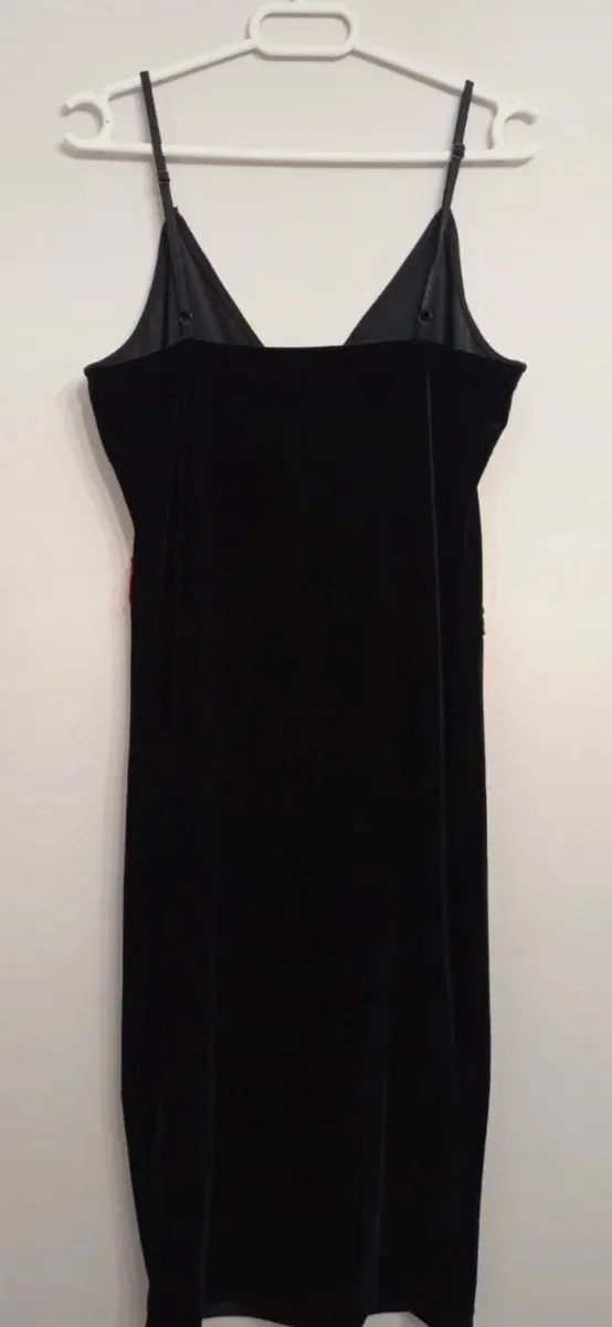 Vestido negro con rosas rojas