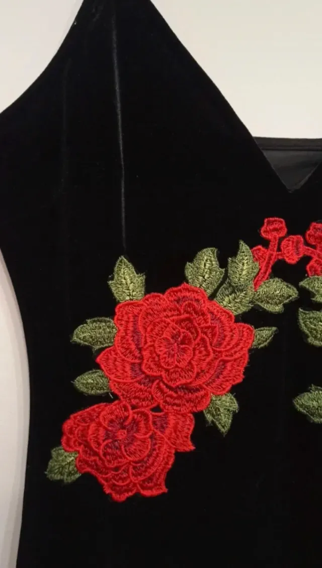 Vestido negro con rosas rojas
