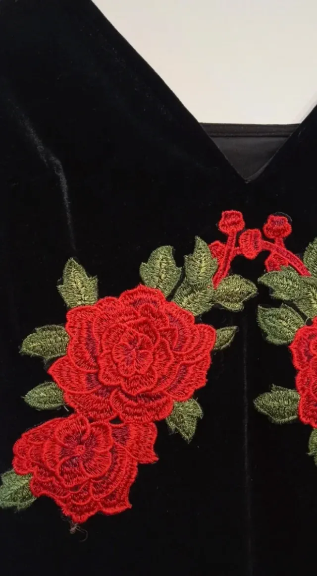 Vestido negro con rosas rojas