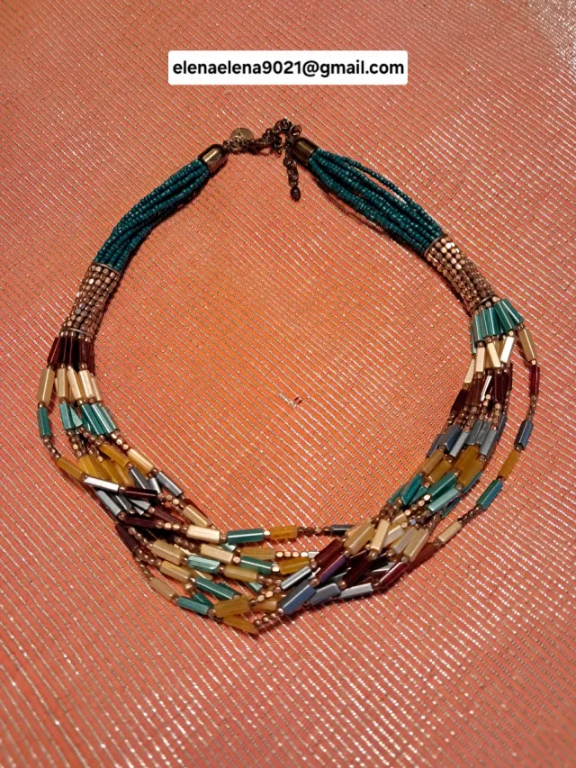 Collar multicapa con cuentas