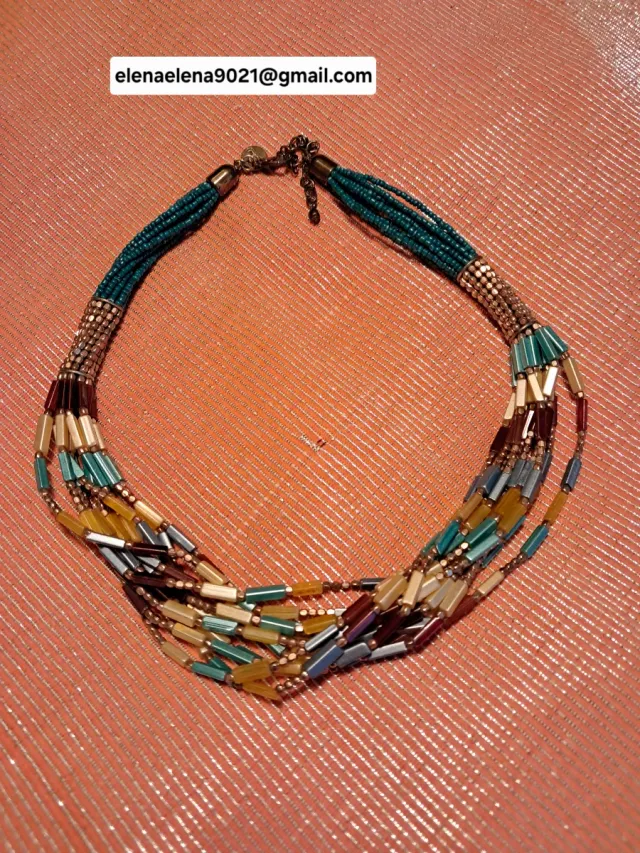 Collar multicapa con cuentas
