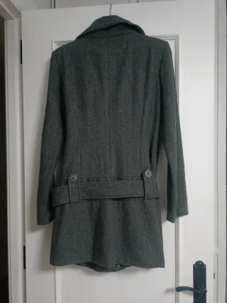 Abrigo gris con cinturón