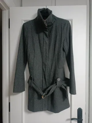 Abrigo gris con cinturón