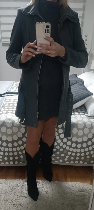 Abrigo gris con cinturón