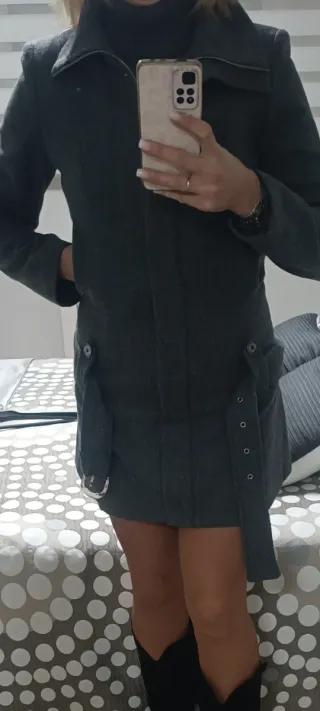Abrigo gris con cinturón