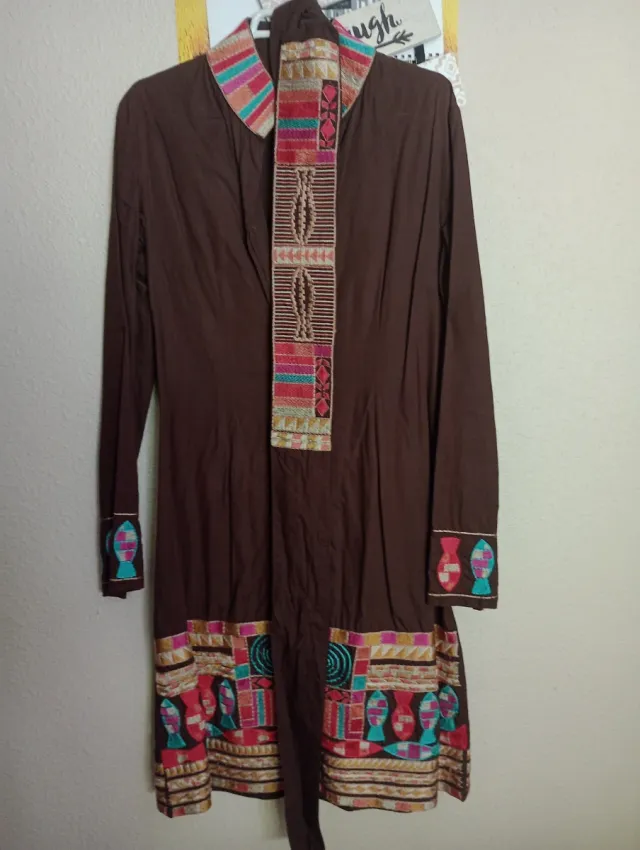 Vestido marrón con bordados étnicos