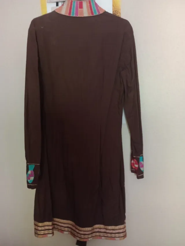 Vestido marrón con bordados étnicos