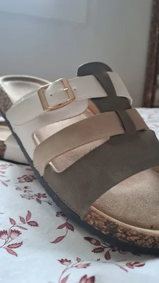 Sandalias planas con tiras y hebilla