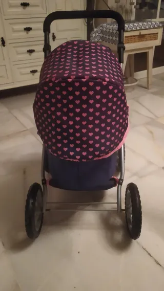 Carrito de bebé azul con corazones rosas