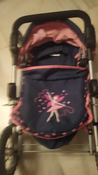 Carrito de bebé azul con corazones rosas