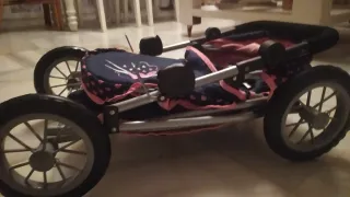 Carrito de bebé azul con corazones rosas
