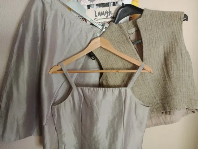 Blusa tirantes, bléiser y falda plata