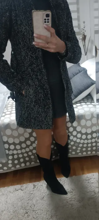 Abrigo estampado blanco y negro