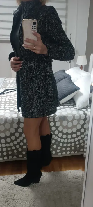 Abrigo estampado blanco y negro