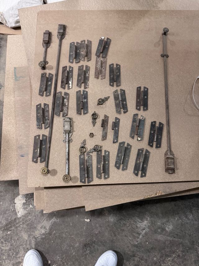 Bisagras y pestillos antiguos