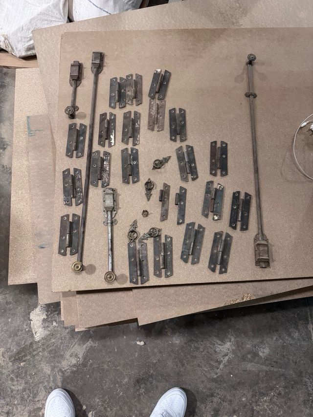 Bisagras y pestillos antiguos