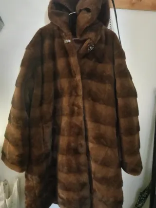 Abrigo de piel marrón