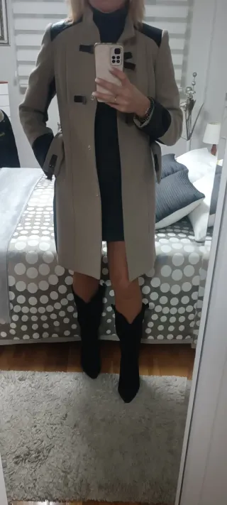 Abrigo beige y negro con apliques