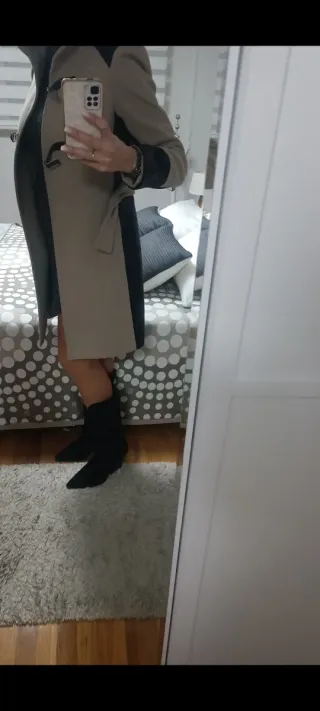 Abrigo beige y negro con apliques