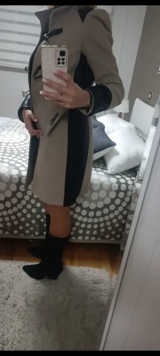 Abrigo beige y negro con apliques