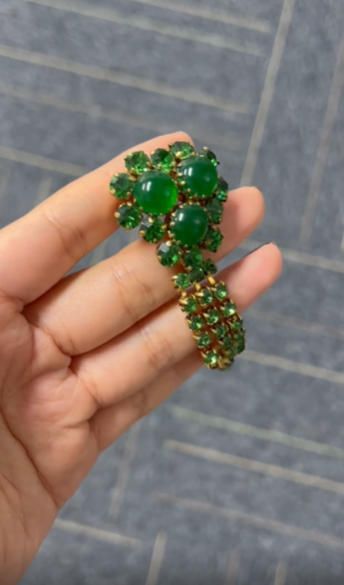 Broche Exquisito con Piedras Verdes y Doradas