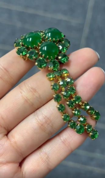 Broche Exquisito con Piedras Verdes y Doradas
