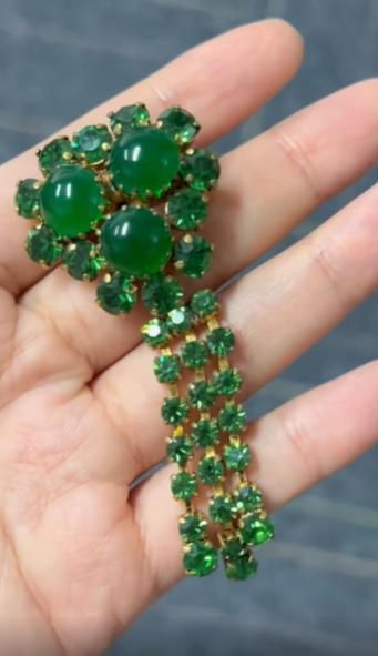 Broche Exquisito con Piedras Verdes y Doradas