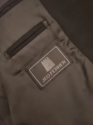 Traje americana y pantalón negro