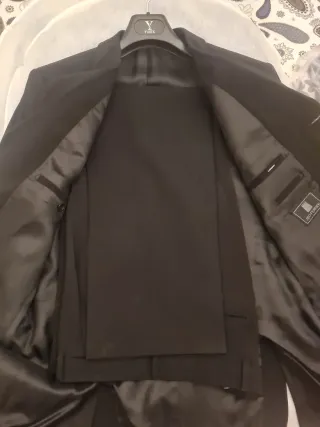 Traje americana y pantalón negro