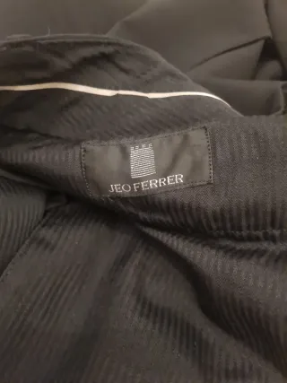 Traje americana y pantalón negro