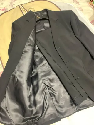 Traje americana y pantalón negro