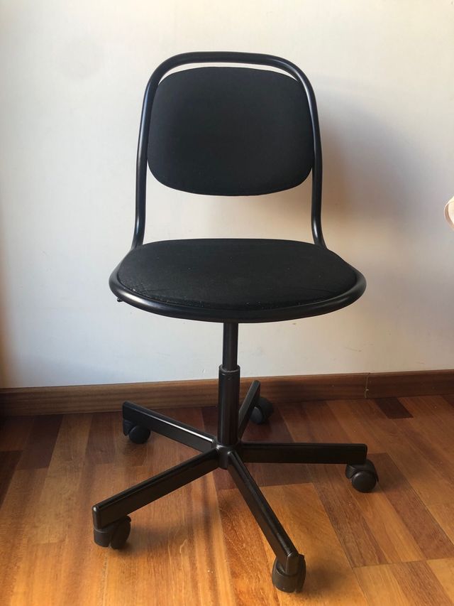 Silla de oficina negra con ruedas