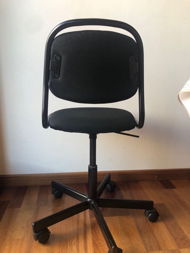 Silla de oficina negra con ruedas