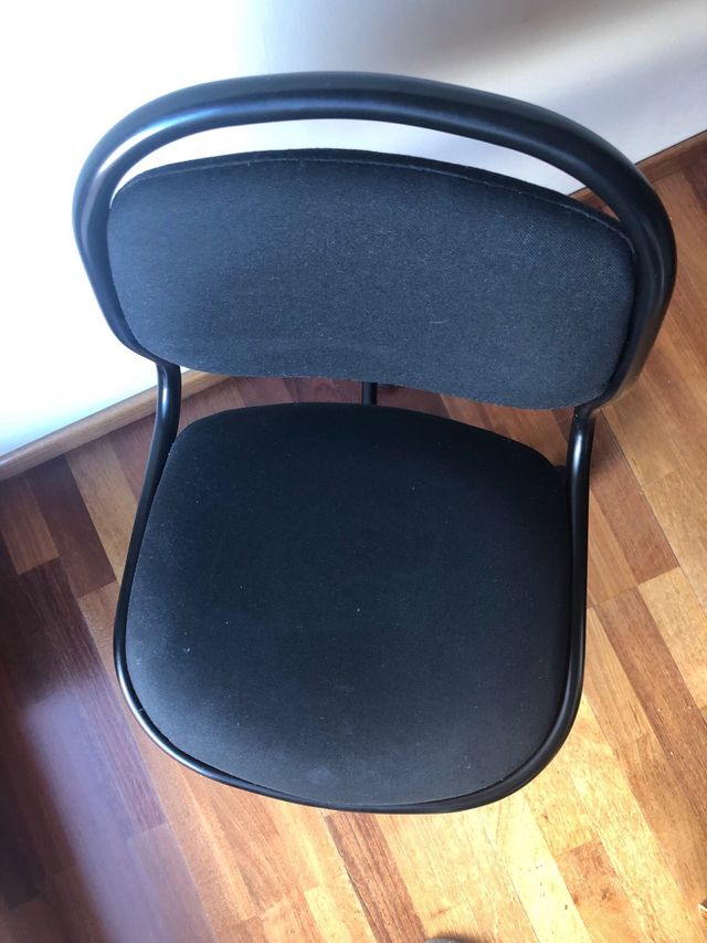 Silla de oficina negra con ruedas