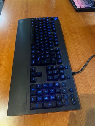 Teclado Logitech G213 RGB